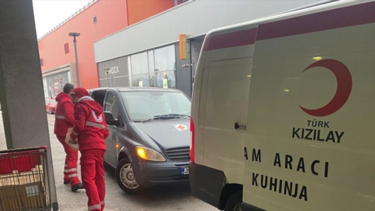 Türk Kızılaydan Bosna Hersek'te sel bölgelerindeki ekiplere gıda ve su yardımı