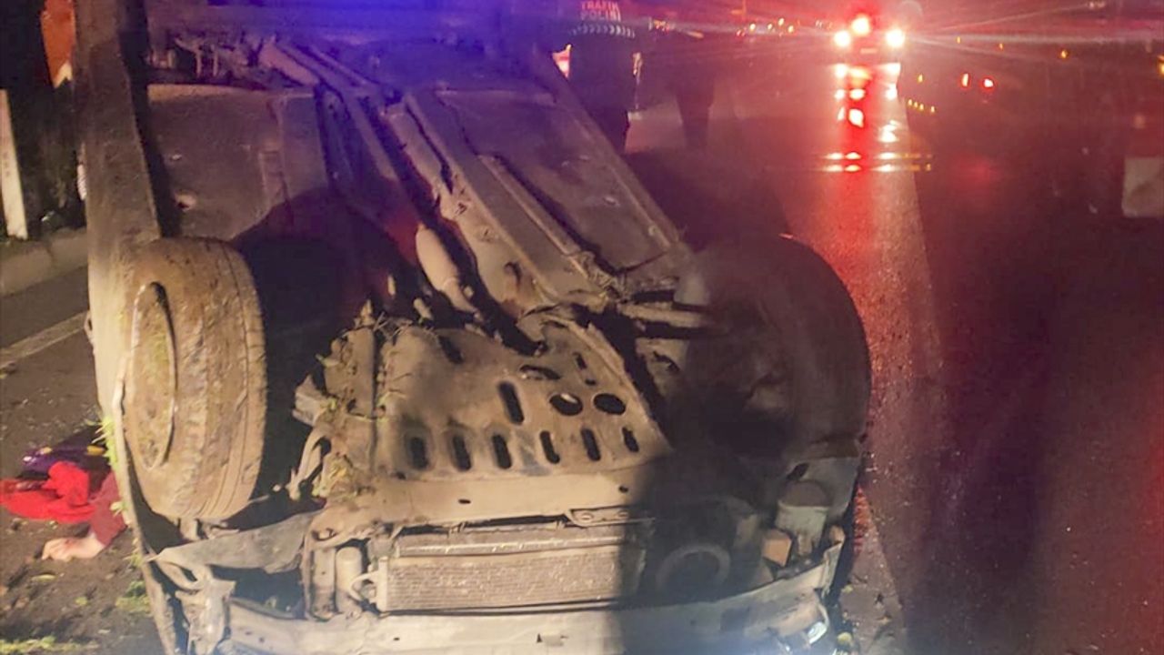 Balıkesir'de otomobilin devrilmesi sonucu bir kişi öldü, bir kişi yaralandı