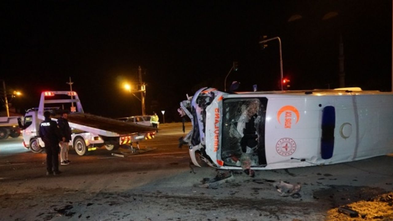 Balıkesir'de ambulansın da karıştığı kazada 3'ü sağlık görevlisi 4 kişi yaralandı