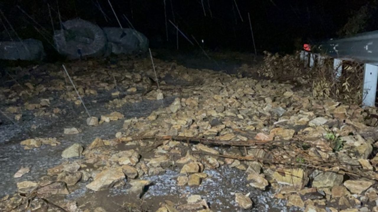 Bodrum'da sağanak nedeniyle evleri su bastı, kaya parçaları yolları kapattı