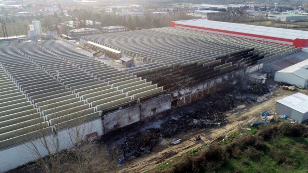 Düzce'de yangın sonrası mobilya fabrikasında oluşan hasar görüntülendi