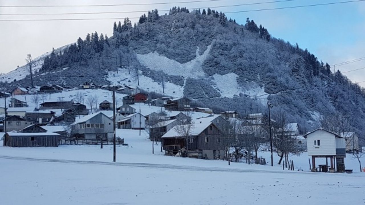 Düzce, Karabük ve Sakarya'da yüksek kesimler beyaza büründü