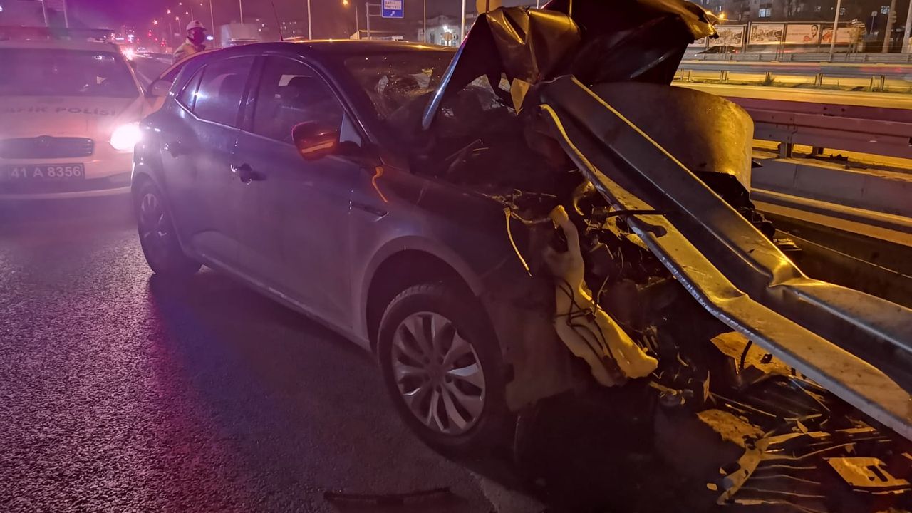 Gebze'de bariyere çarpan otomobilin sürücüsü yaralandı