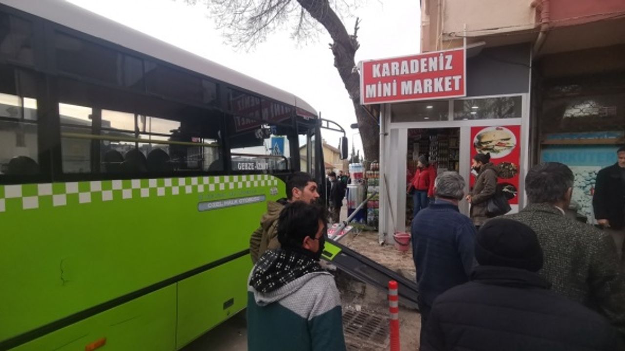 Gebze'de özel halk midibüsünün çarptığı anne öldü, 2 kızı yaralandı