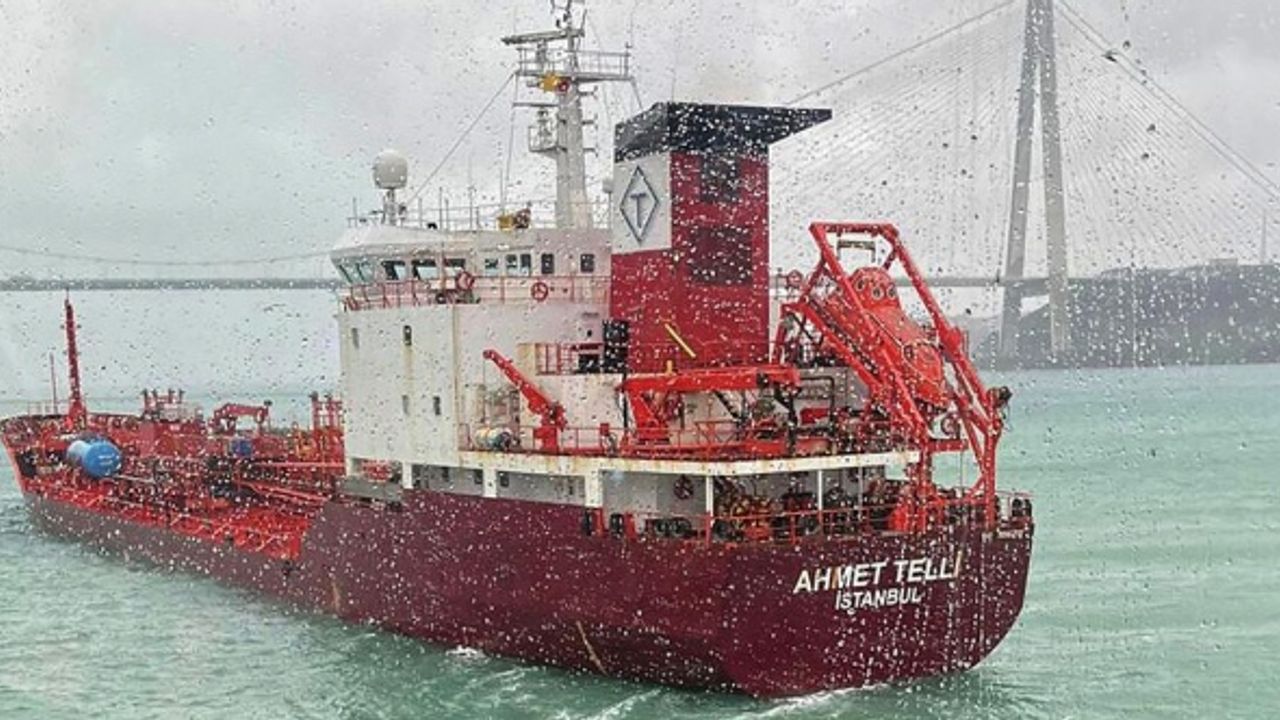 İstanbul Boğazı'nda gemi trafiği, arızalanan tanker nedeniyle askıya alındı