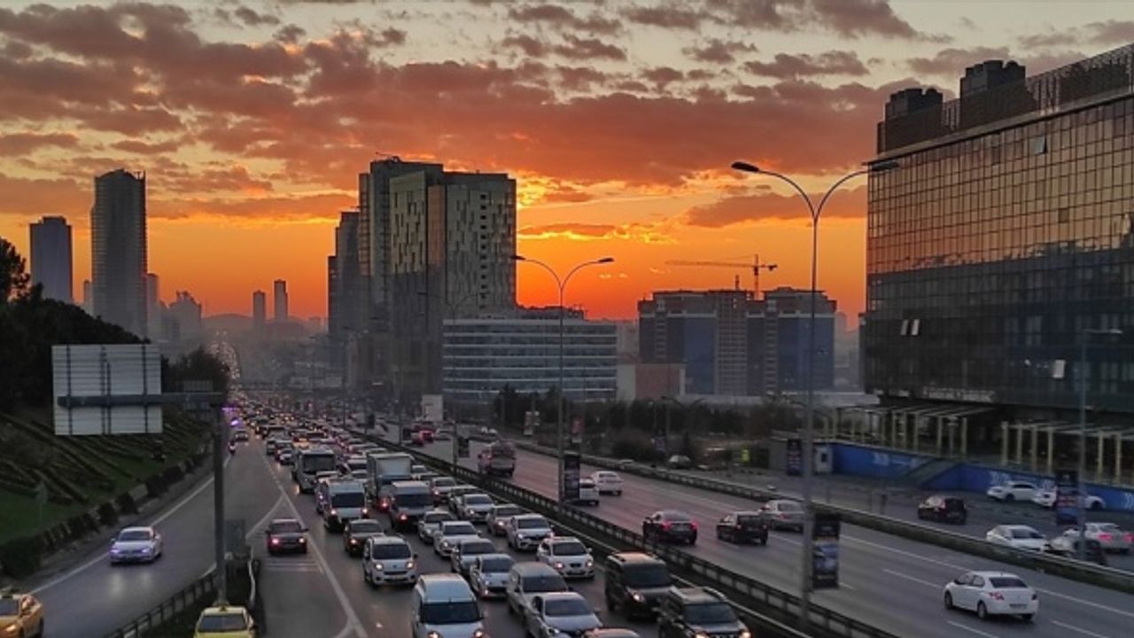 İstanbul'da haftanın ilk iş günü trafik yoğunluğu yaşanıyor