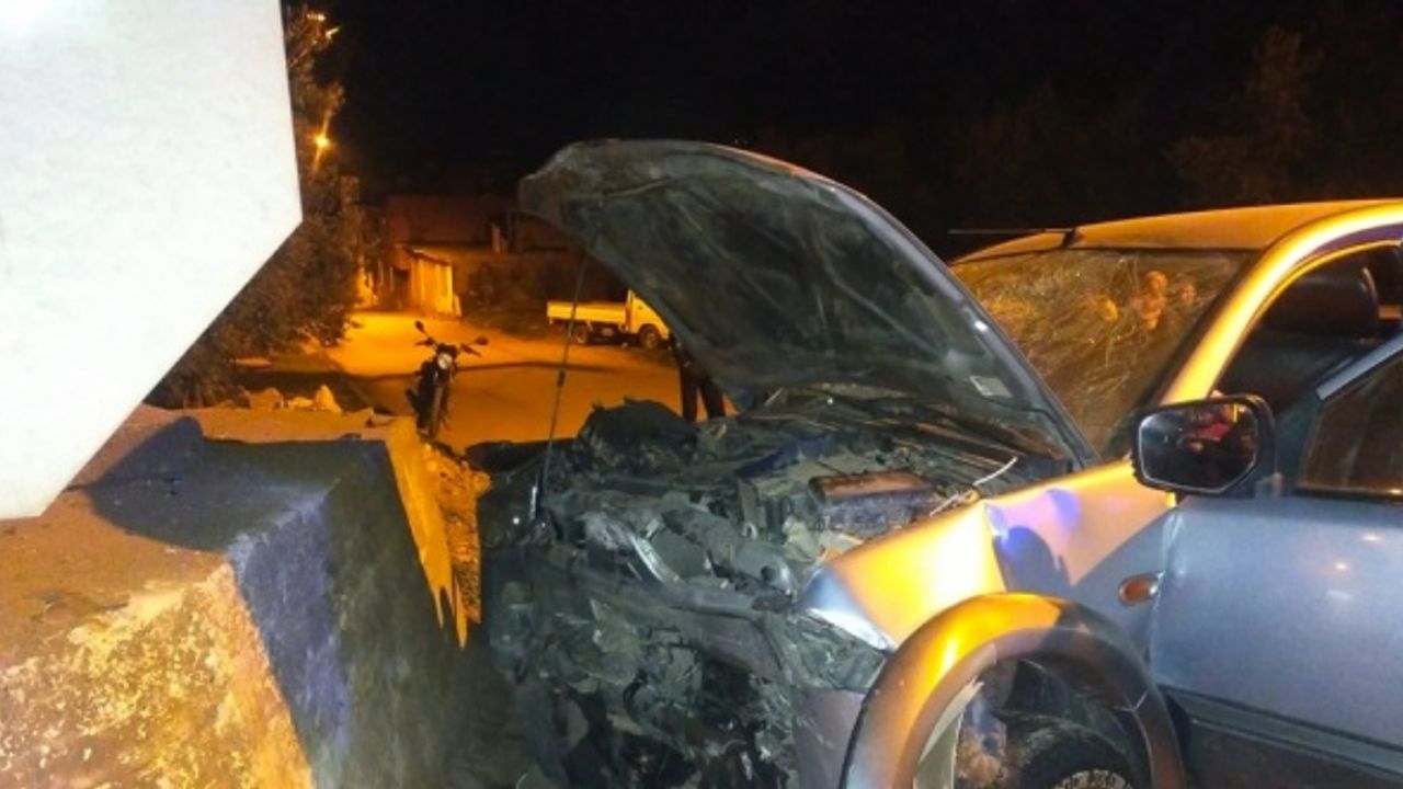 İznik'te bir aracın duvara çarpması sonucu 5 kişi yaralandı