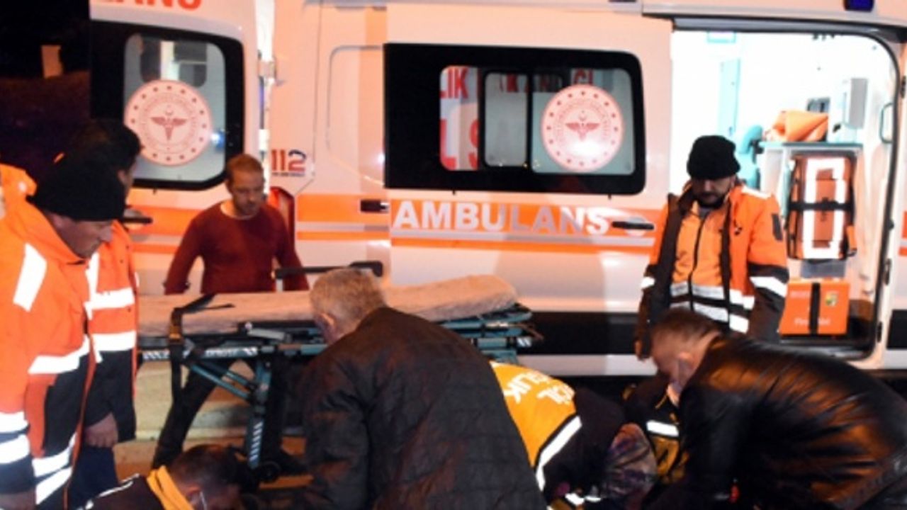 Kırıkkale'de kaza yerini temizleyen 2 işçi, otomobilin çarpması sonucu yaralandı