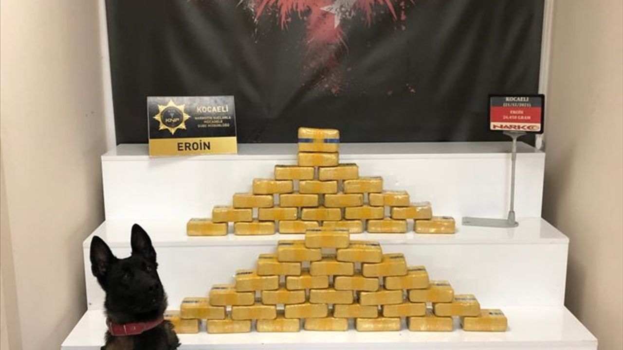 Kocaeli'de durdurulan minibüste 26,5 kilogram eroin ele geçirildi
