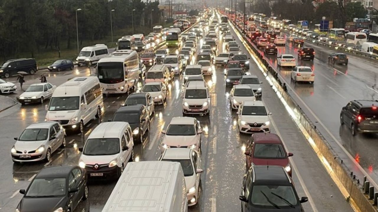 Kocaeli'de tır dorsesinin üst geçide sıkışması trafiği aksattı