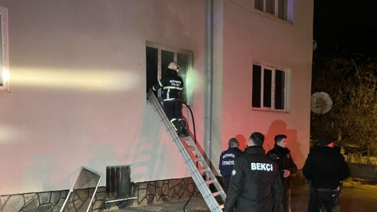 Kütahya'da apartman dairesinde çıkan yangın itfaiye ekiplerince söndürüldü