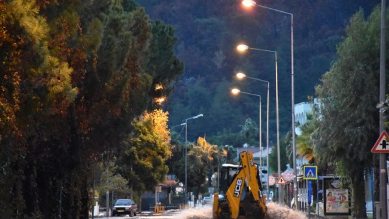 Marmaris'te sağanaktan dolayı dereler taştı, evleri su bastı