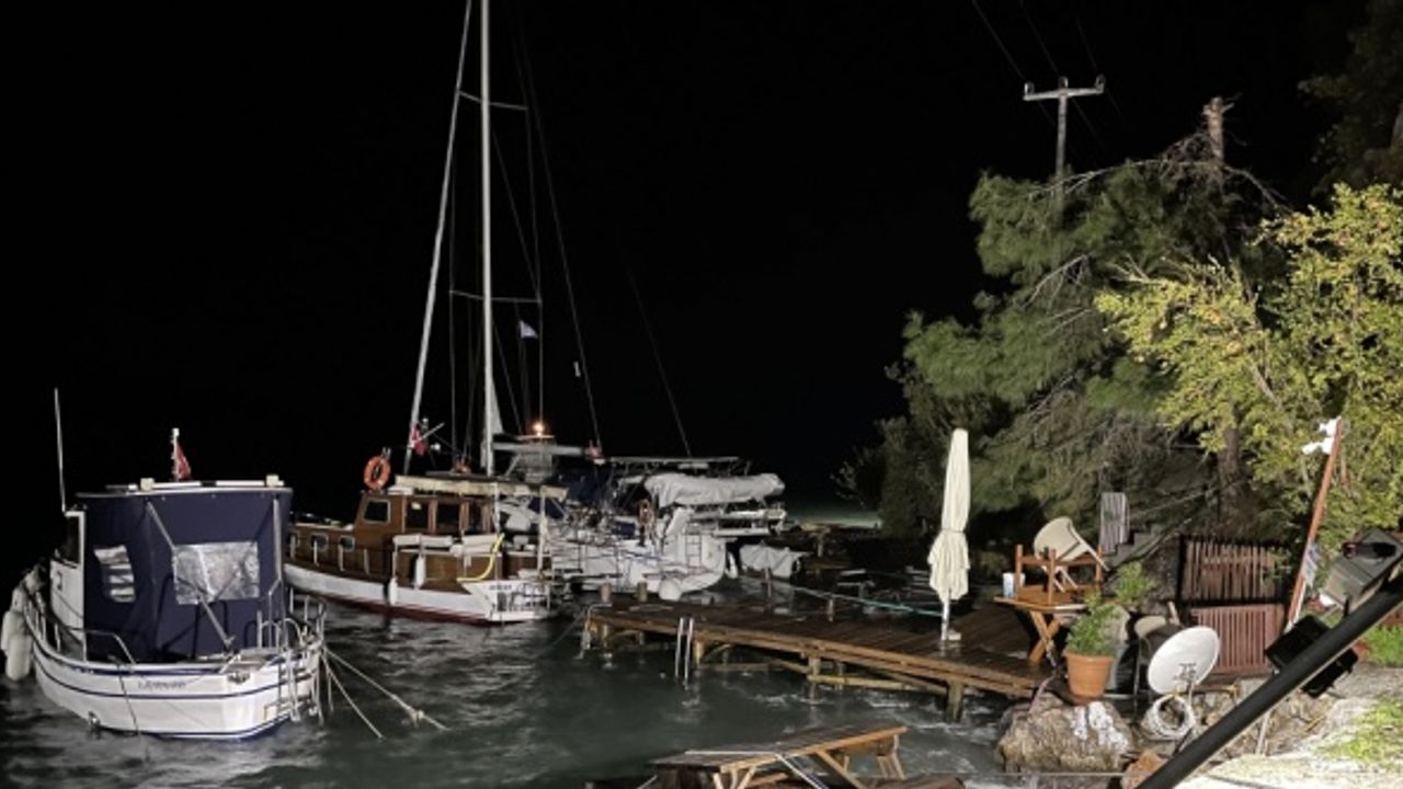 Muğla'da fırtına nedeniyle deniz taştı, tekne battı, iskeleler zarar gördü
