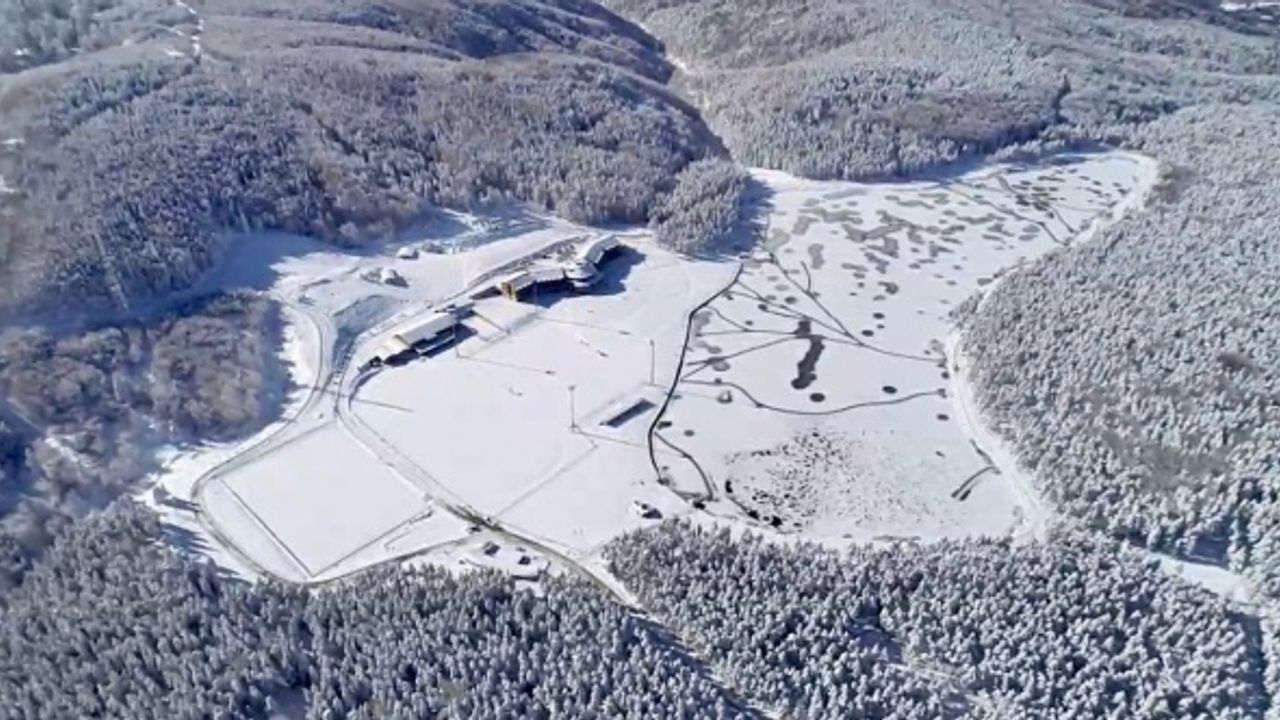 Topuk Yaylası'ndaki gölet buz tuttu