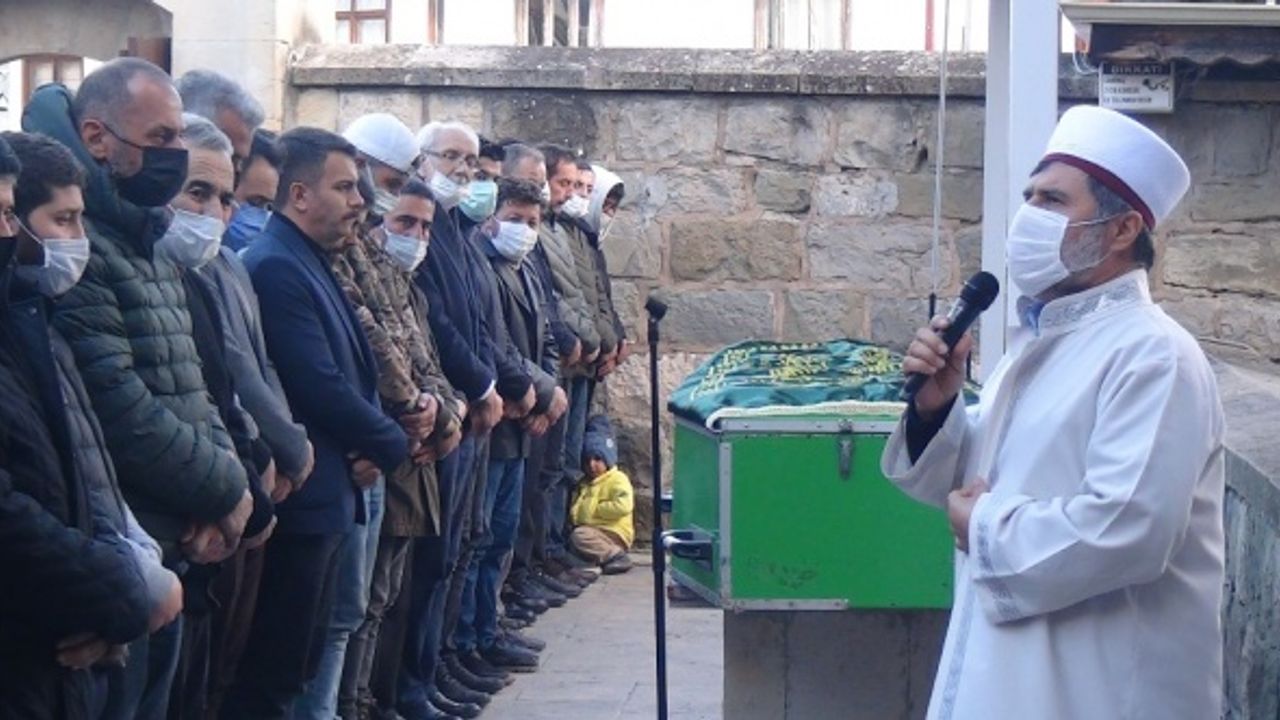 Trafik kazasında hayatını kaybeden kadın defnedildi