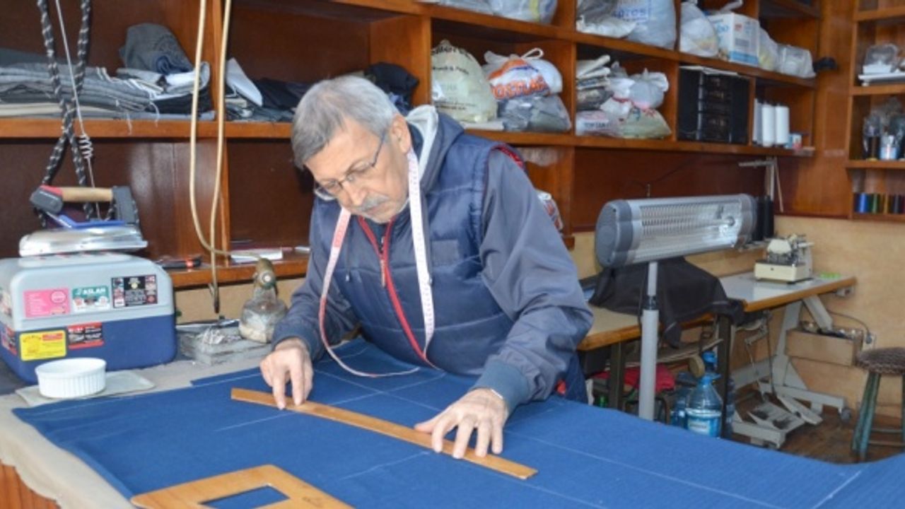 73 yaşındaki terzi, mesleğini ilk günkü heyecanla sürdürüyor