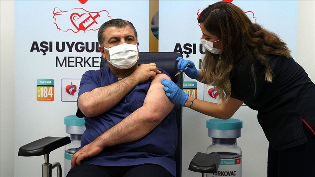 Bakan Koca: İki doz BioNTech üzerine bir doz Turkovac aşı çalışmasını başlatacağız