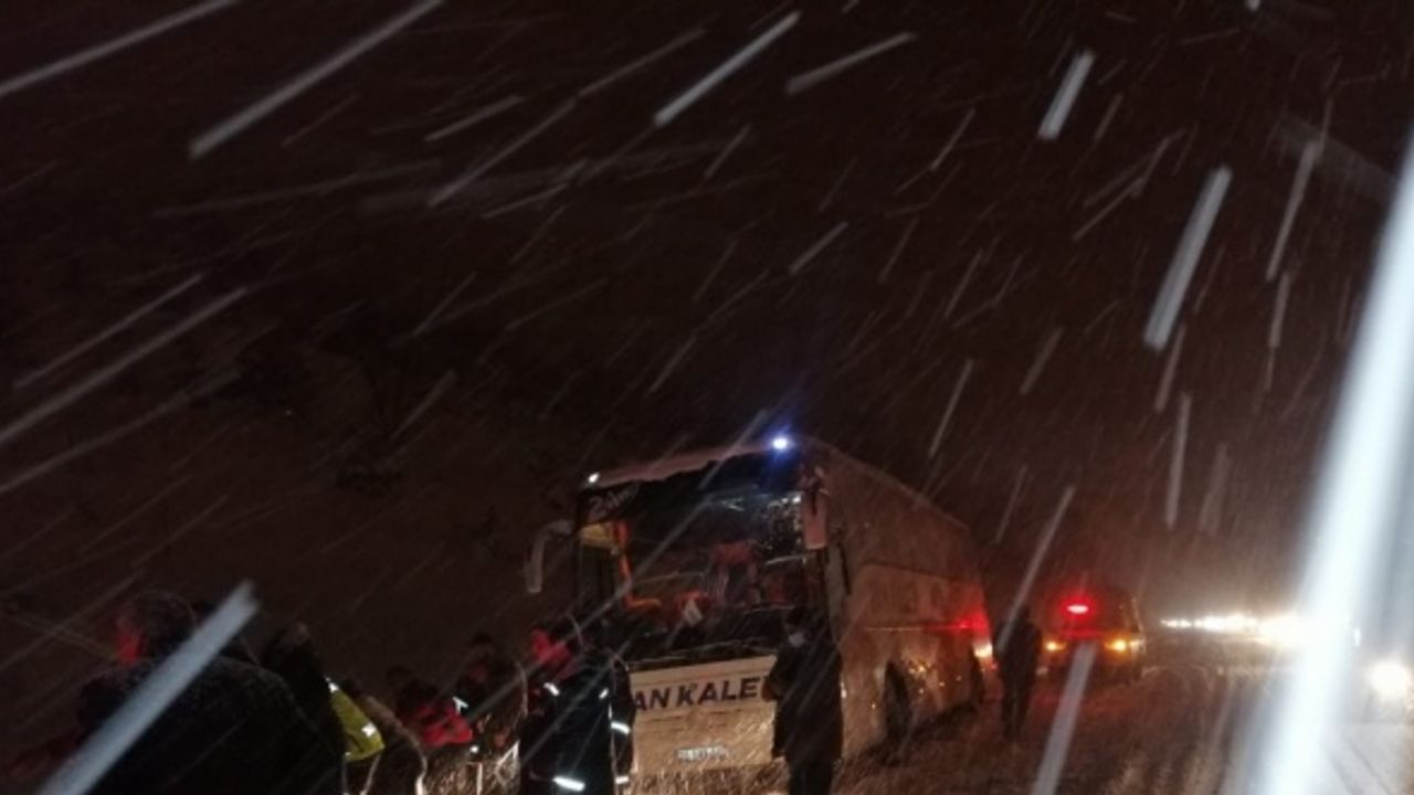 Bolu'da yoldan çıkan otobüste mahsur kalan yolcular kurtarıldı