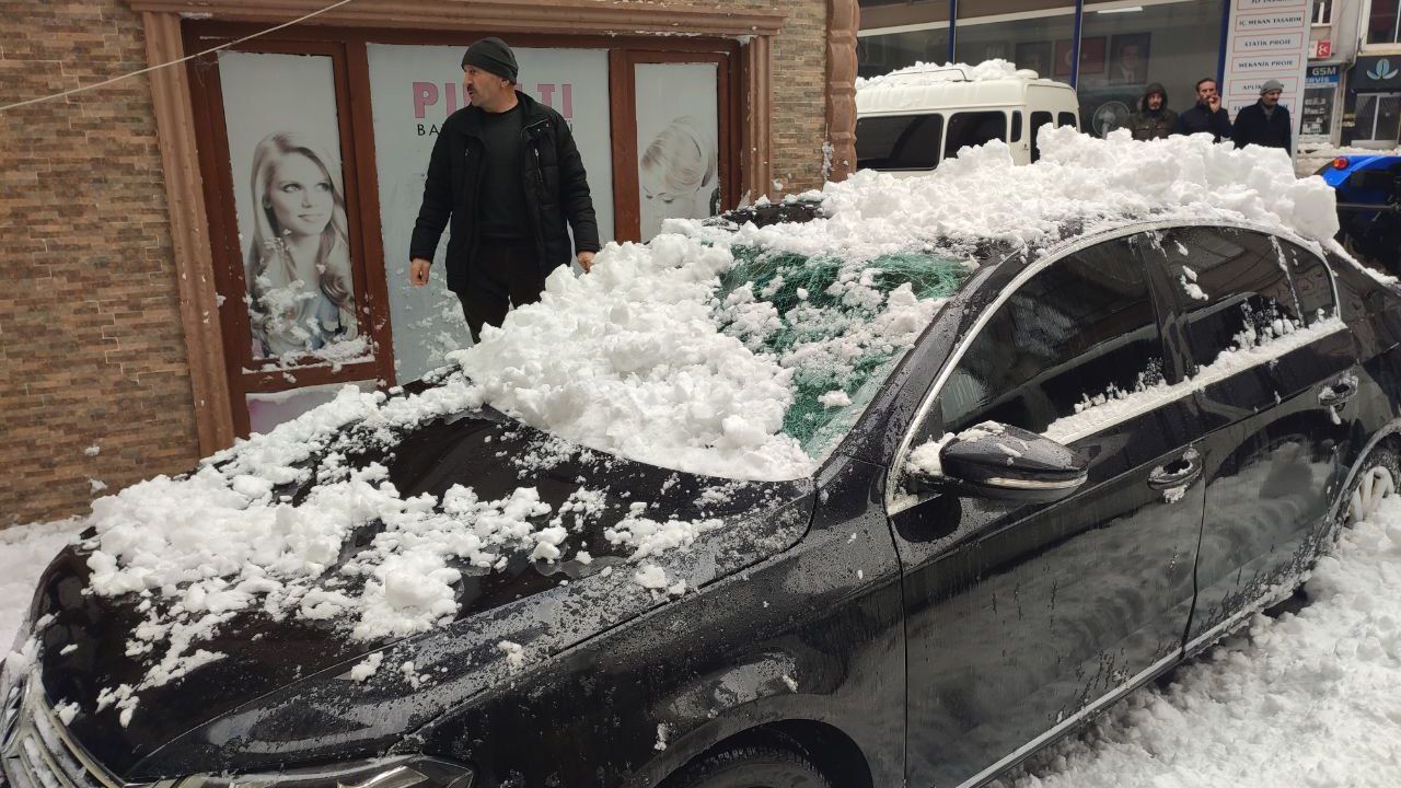 Çatıdan düşen kar kütleleri iki araca hasar verdi