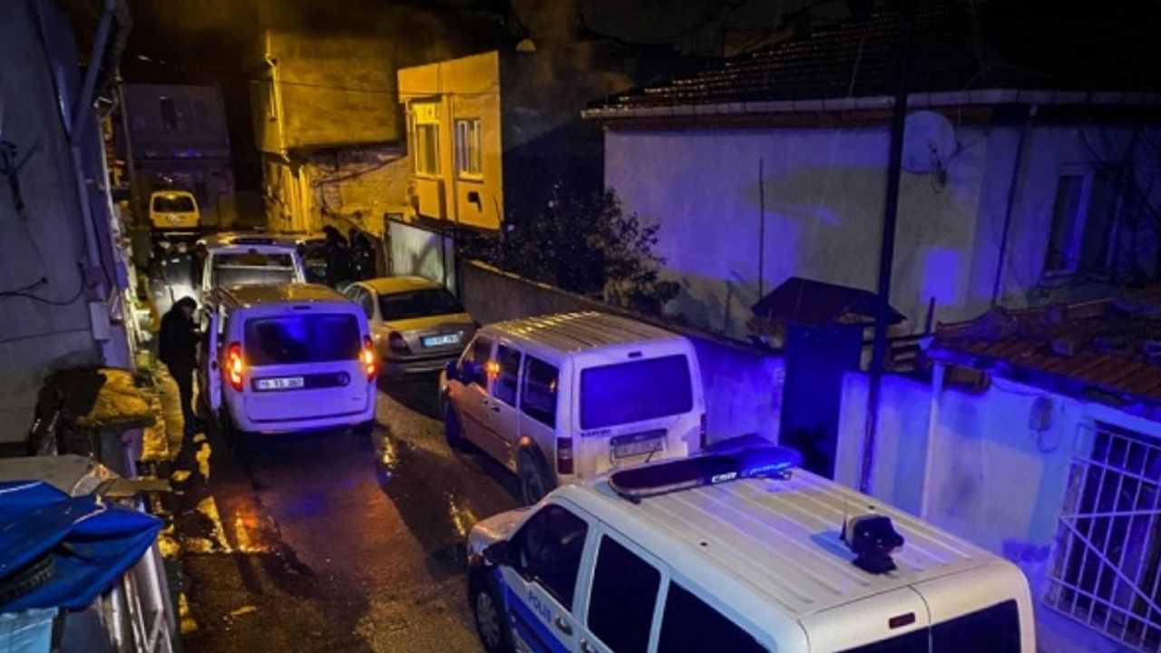 “Dur“ ihtarına uymayan şüpheliler çıkmaz sokağa girince yakalandı