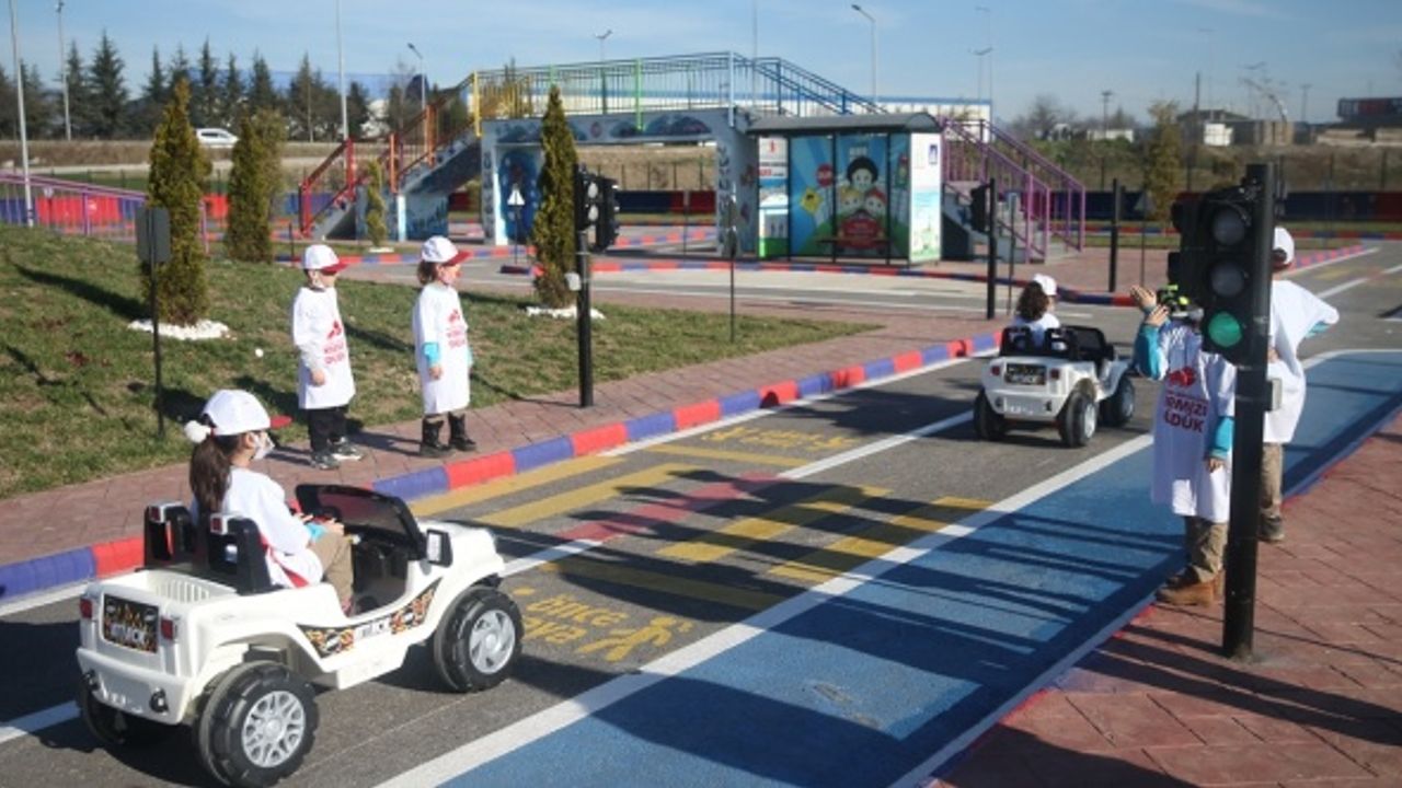 Düzce'de ilkokul öğrencileri trafik kurallarını parkurda öğrendi