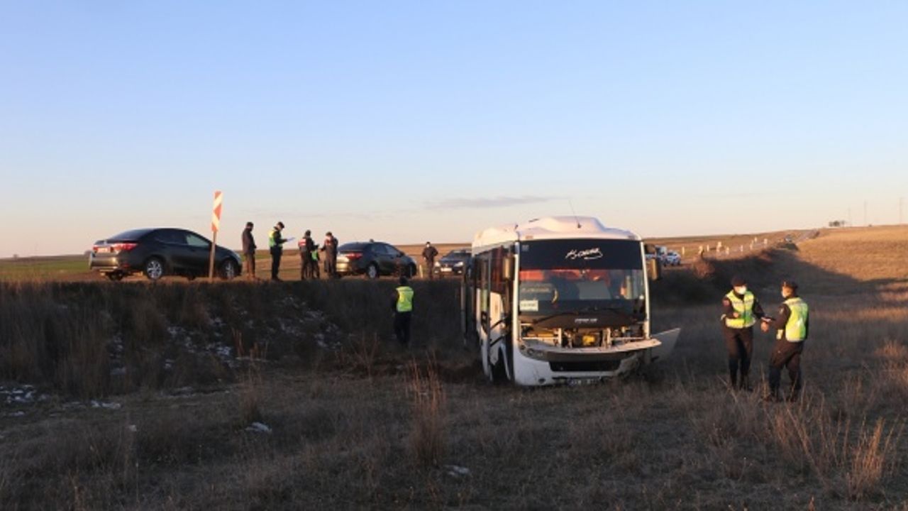 Edirne'de memurları taşıyan servis minibüsünün lastiği patladı, 8 kişi yaralandı