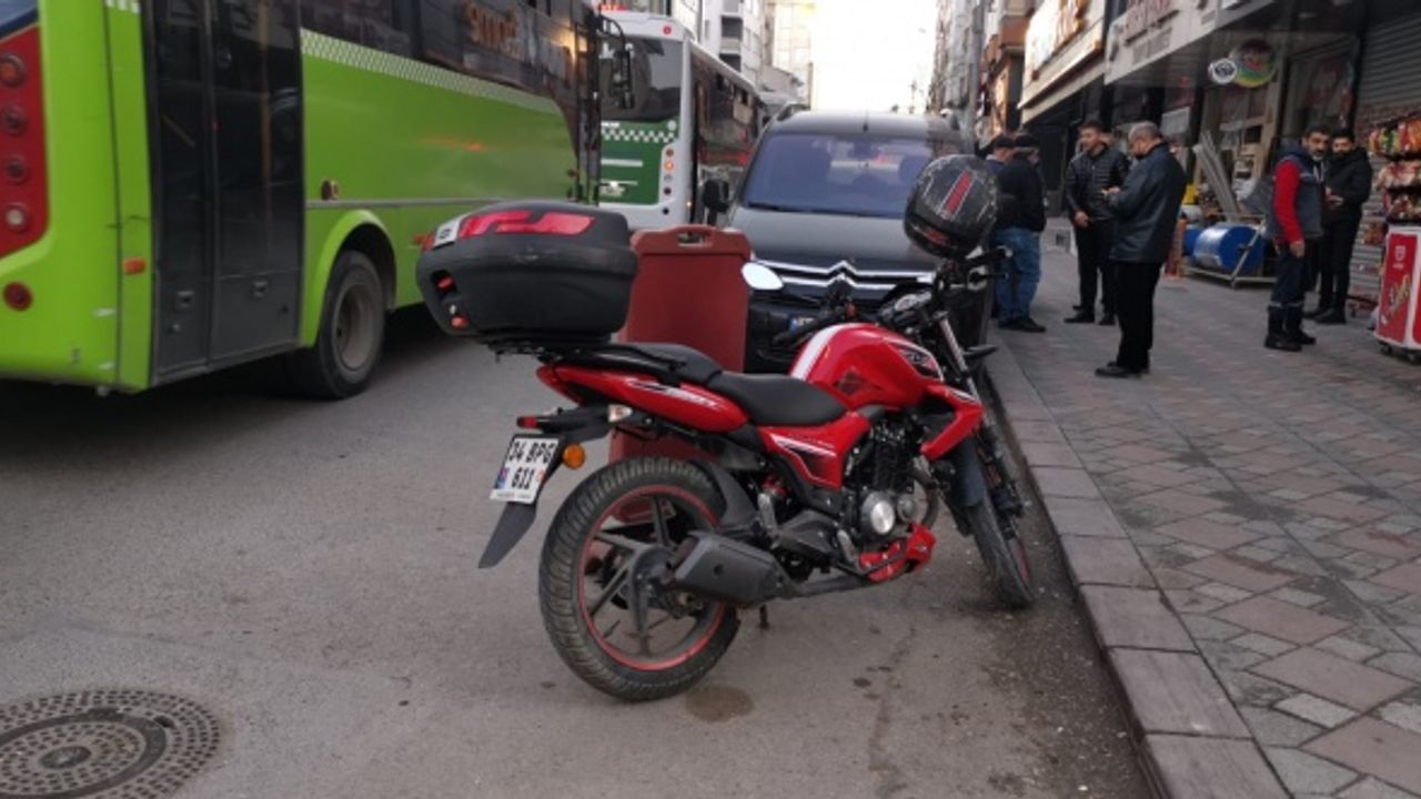 Gebze'de hafif ticari araçla çarpışan motosikletin sürücüsü yaralandı