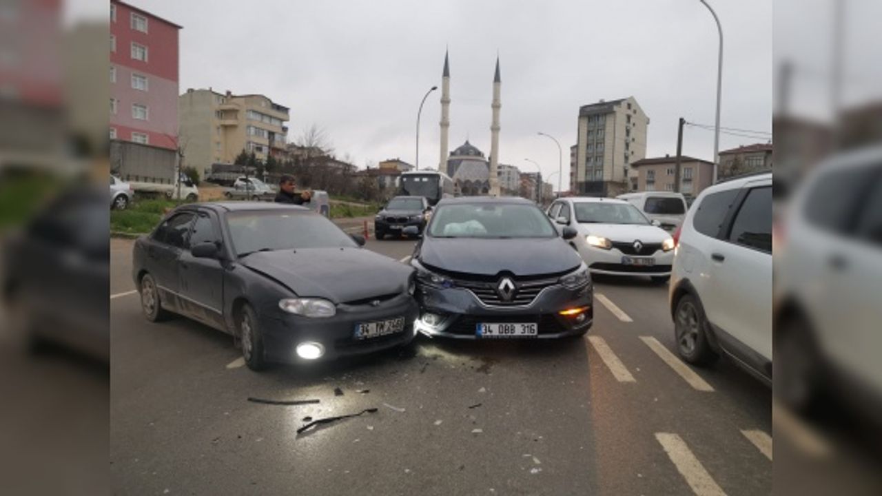 Gebze'de otomobillerin çarpıştığı kazada bir sürücü yaralandı