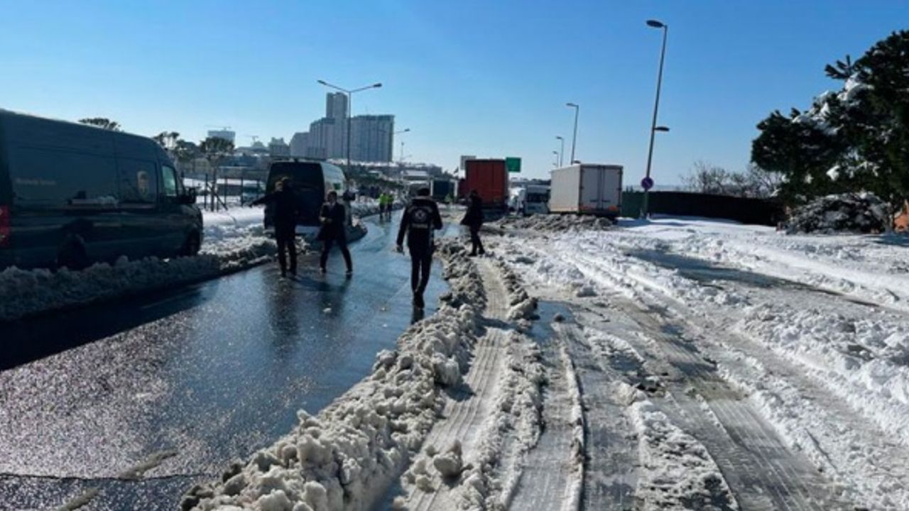 İstanbul Valisi'nden sürücülere çağrı: Hadımköy gişeler ve Arnavutköy arasına park edilmiş araçların acilen çekilmesi gerek