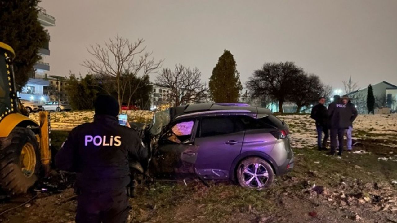 İstanbul'da otomobil iş makinesine çarptı, 2 kişi yaralandı