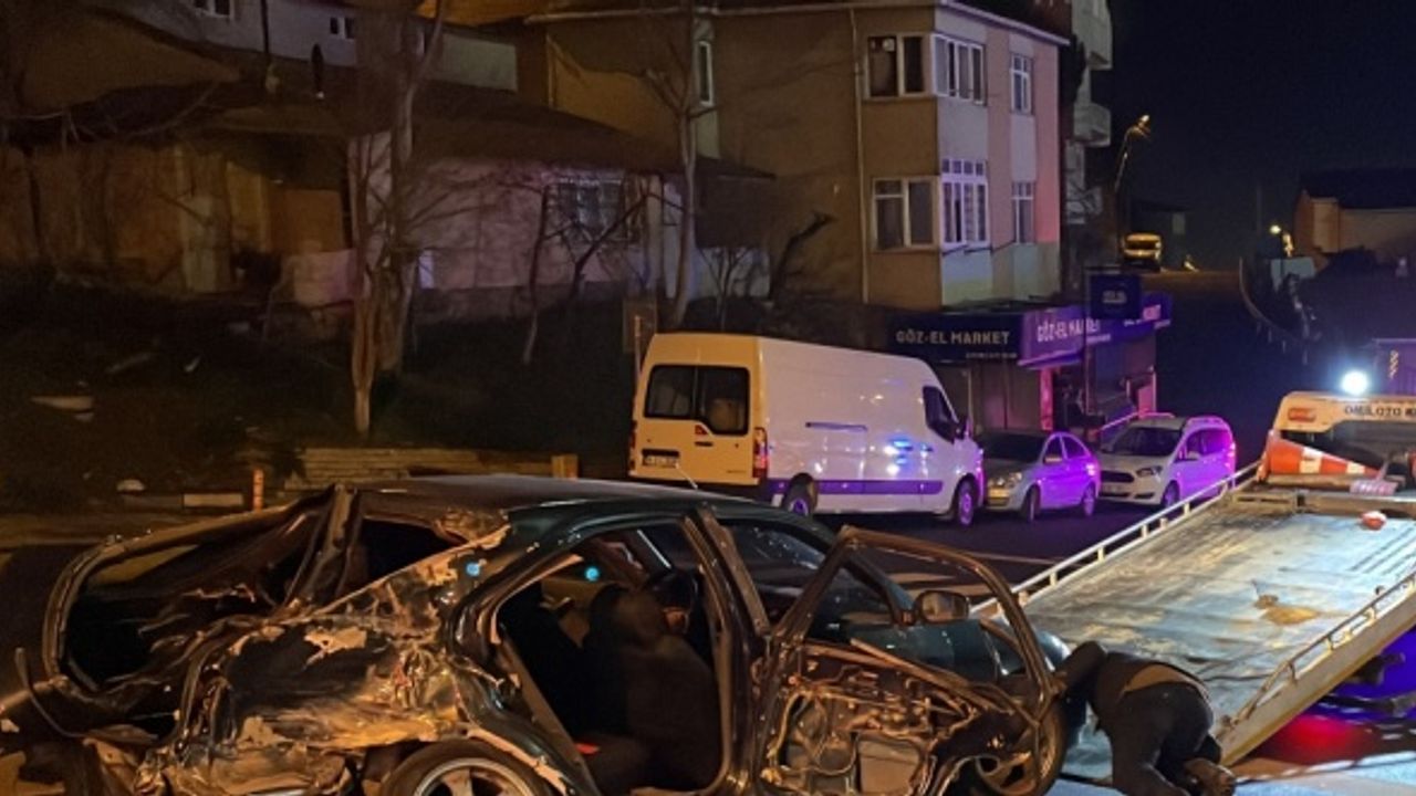 İstanbul'da park halindeki araçlara çarpan otomobildeki 3 kişi yaralandı