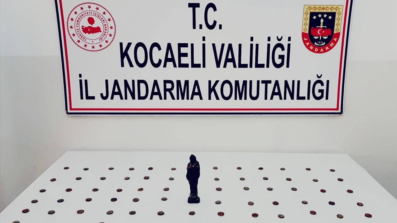 Kocaeli'de araçta 77 sikke ve Meryem Ana figürlü heykel ele geçirildi