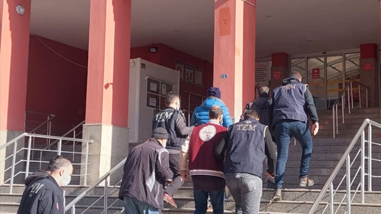 Kocaeli'de DEAŞ operasyonunda yakalanan 10 zanlıdan 6'sı tutuklandı