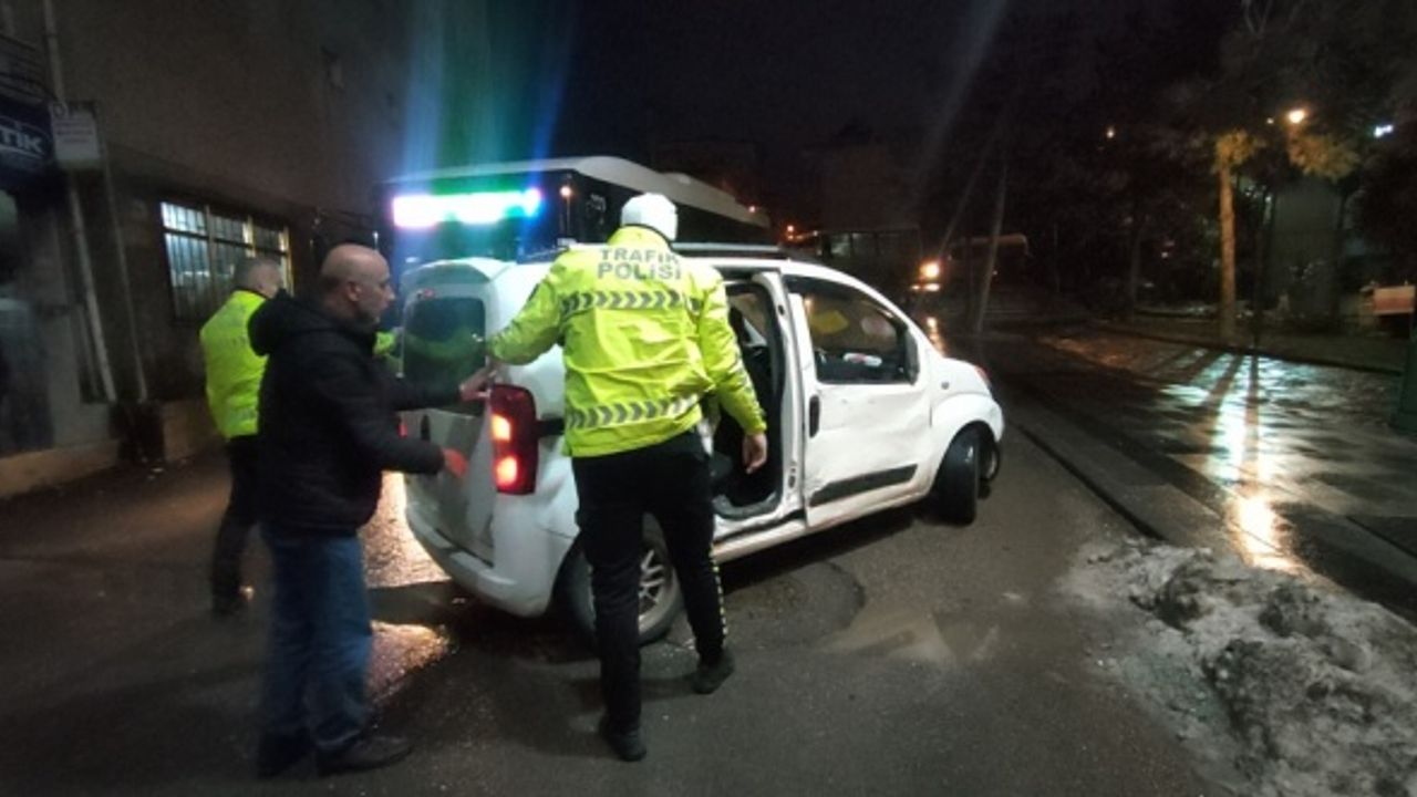 Kocaeli'de hafif ticari araçla işçi servisinin çarpıştığı kazada 1 kişi yaralandı