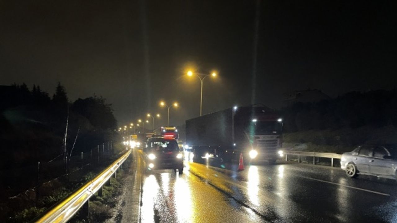 Kocaeli'de meydana gelen trafik kazası ulaşımın aksamasına neden oldu