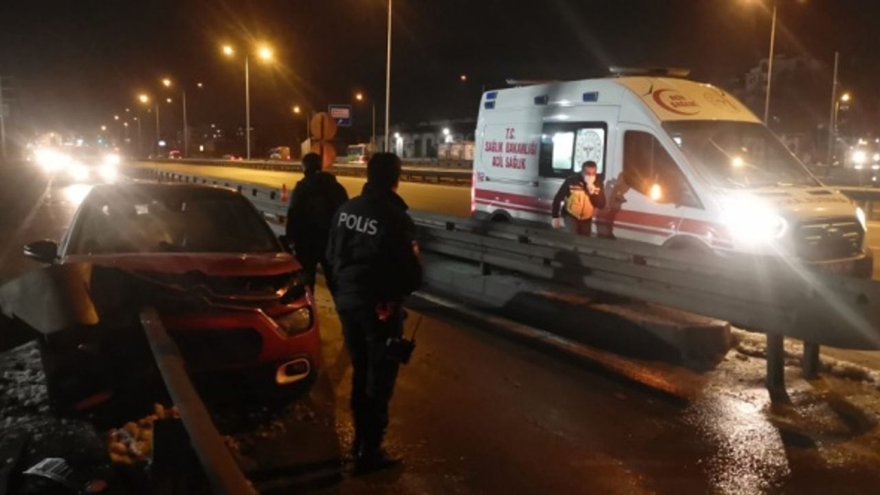 Gebze'de otomobilin bariyere çarptığı kazada 2 kişi yaralandı