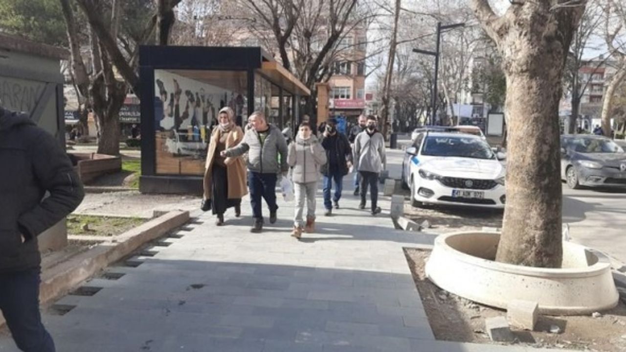 Kovid-19 vaka sayısında ikinci sıraya yükselen Kocaeli'de "aşı ve tedbir" çağrısı