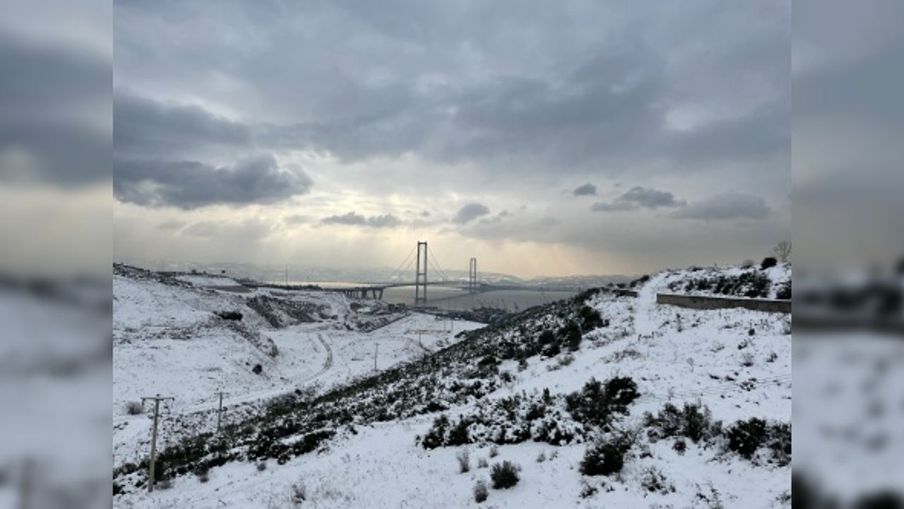 Osmangazi Köprüsü, kar yağışıyla güzel görüntüye büründü
