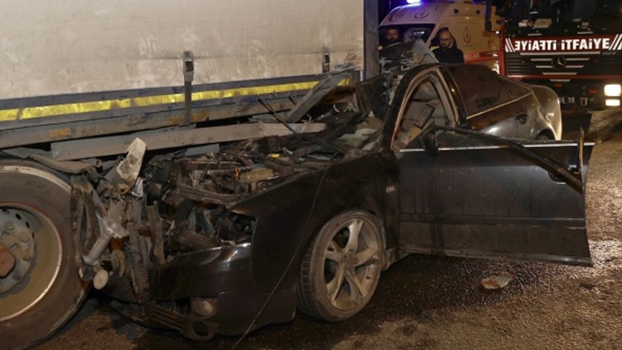 Sancaktepe'de tır ile çarpışan otomobildeki 2 kişi ağır yaralandı