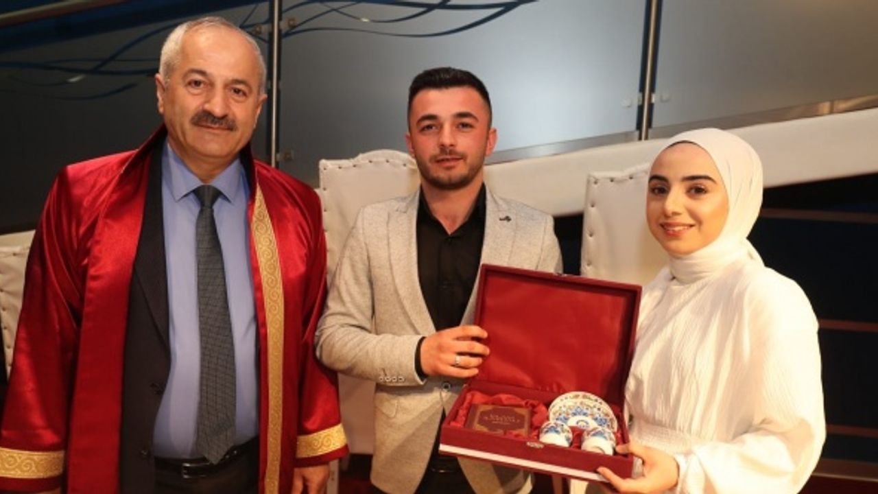 Başkan Büyükgöz özel günde çiftleri yalnız bırakmadı