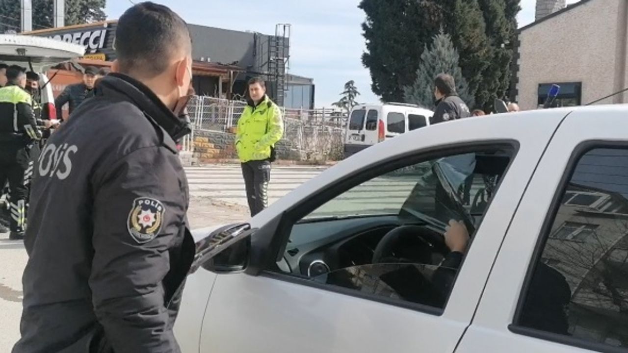 Ceza yememek için cam filmini elleriyle söktü