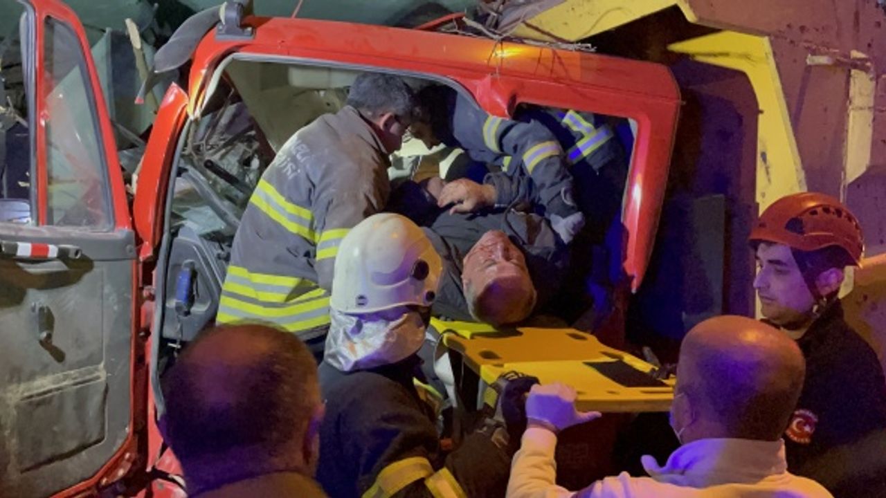 Freni boşalan kamyon istinat duvarına çarptı: 2 yaralı