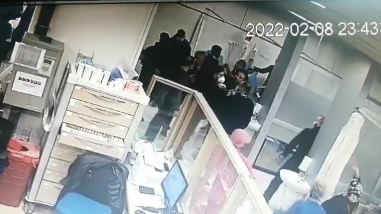 Gözü dönen hasta yakınları 5 hastane personelini darp etti