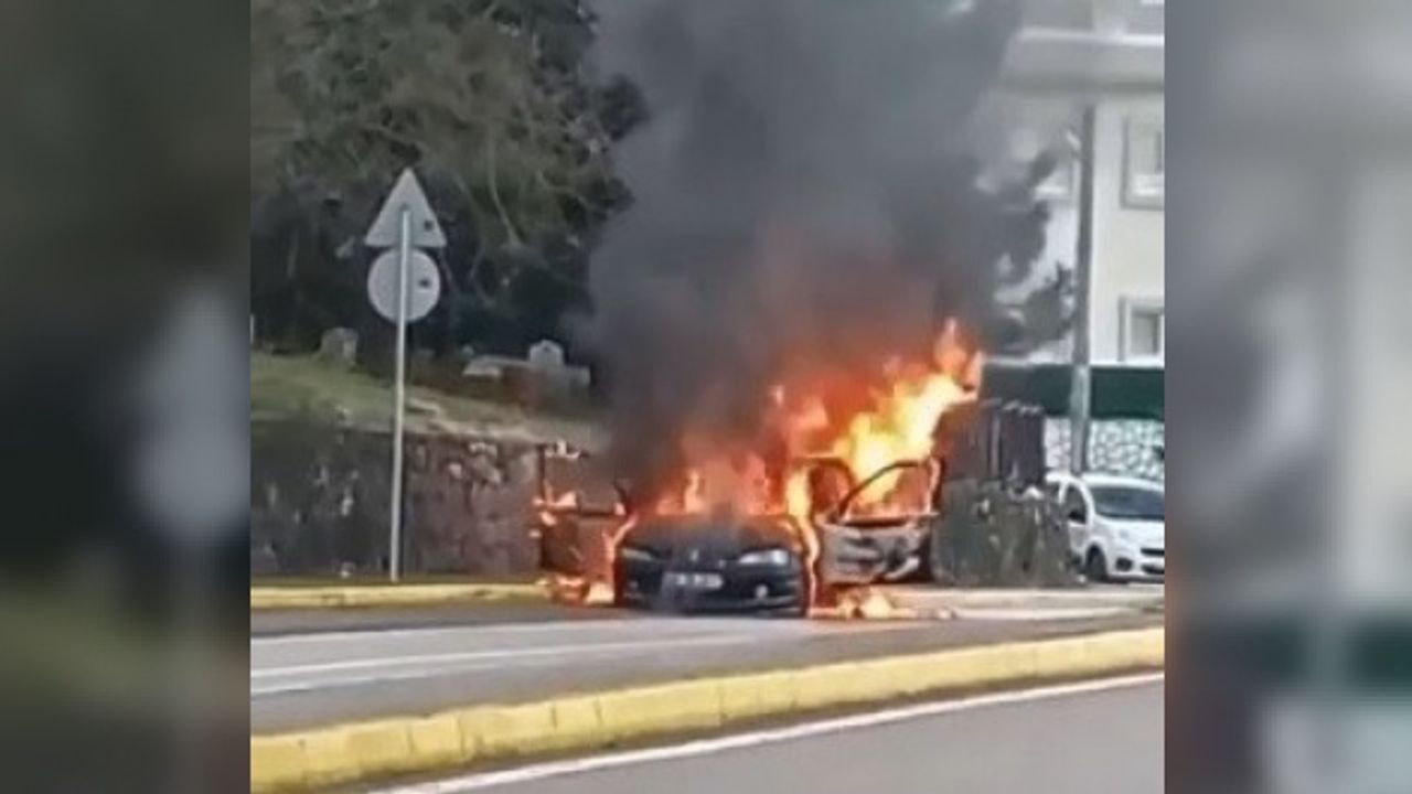 İlkokul önünde park halinde duran otomobil alev alev yandı