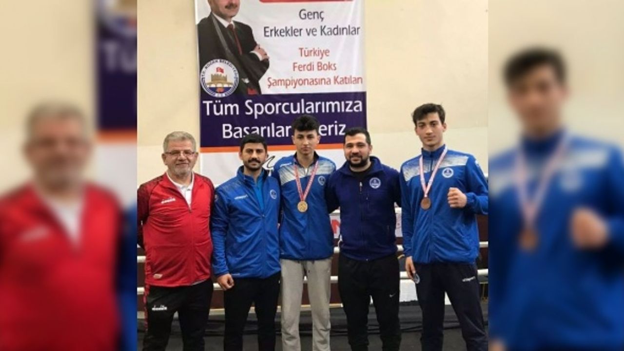 Kağıtspor'un boksörleri başarıyla döndü