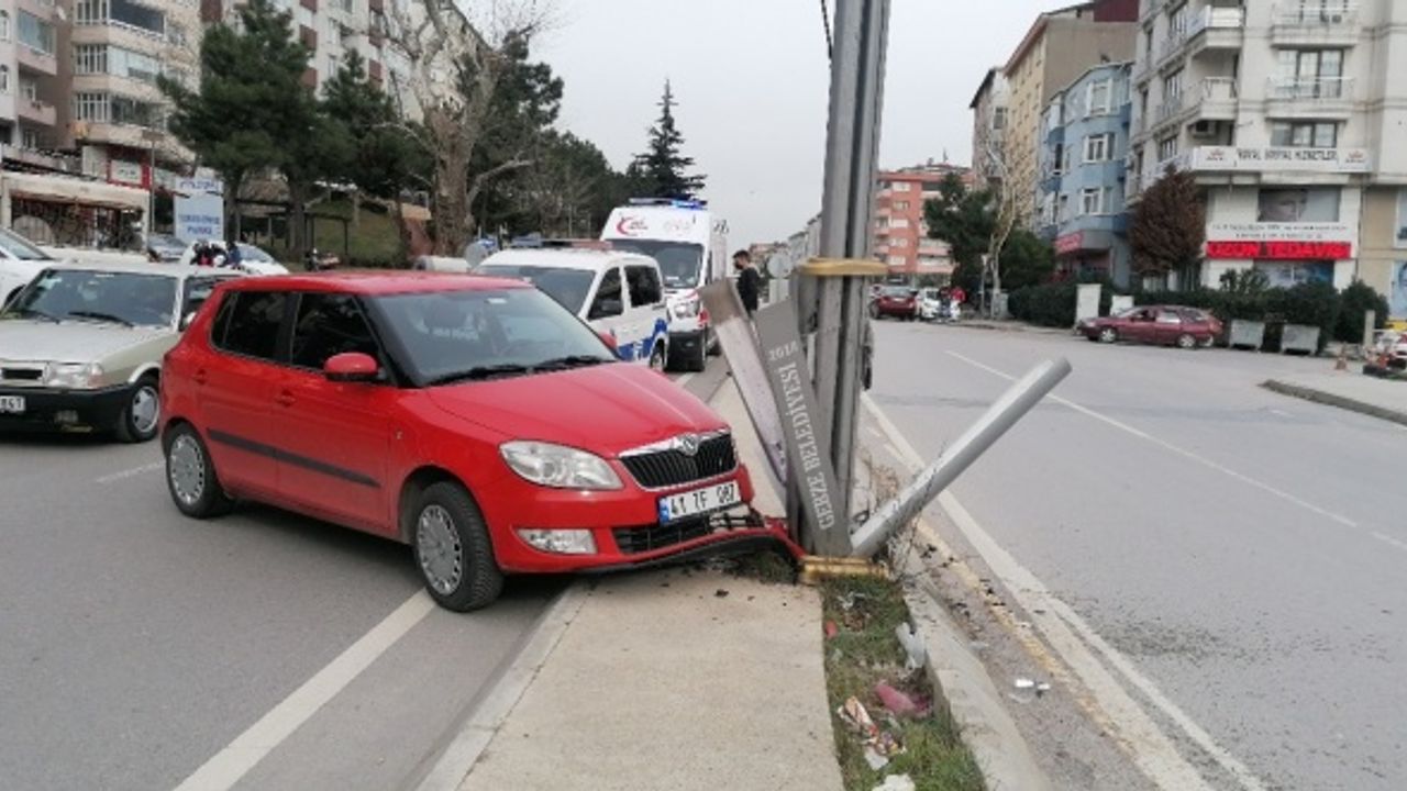Kocaeli'de iki araç çarpıştı: 3 yaralı