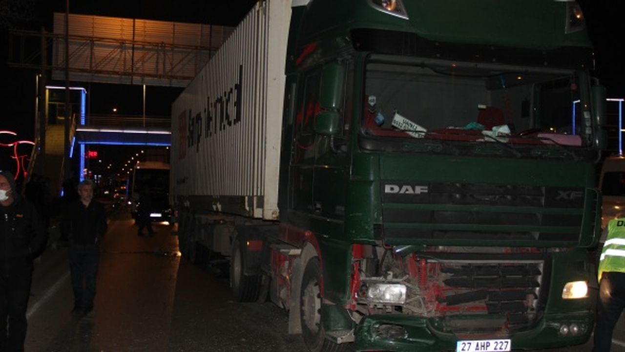 Tır ile otomobil çarpıştı, trafik felç oldu