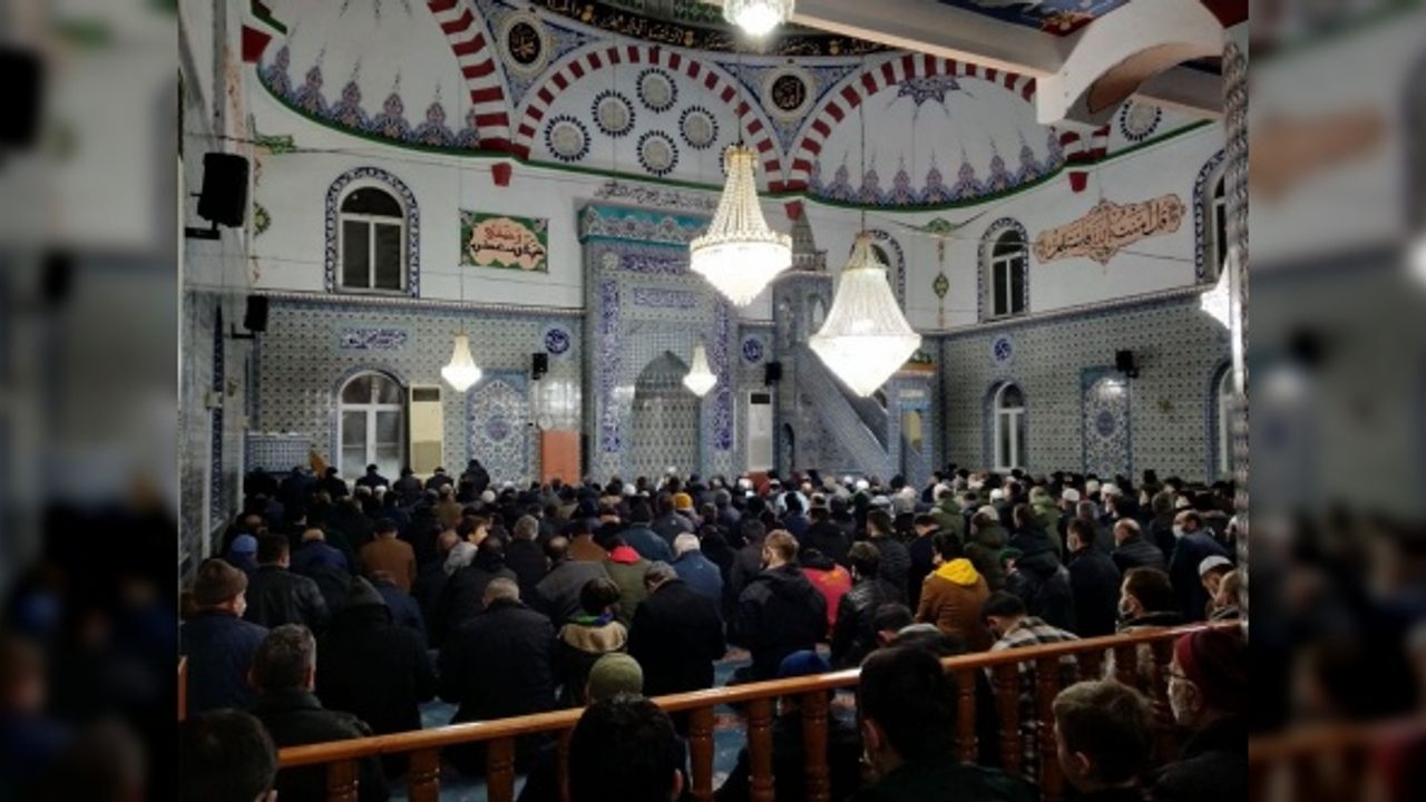 Kandil gecesi vatandaşlar camilere akın etti