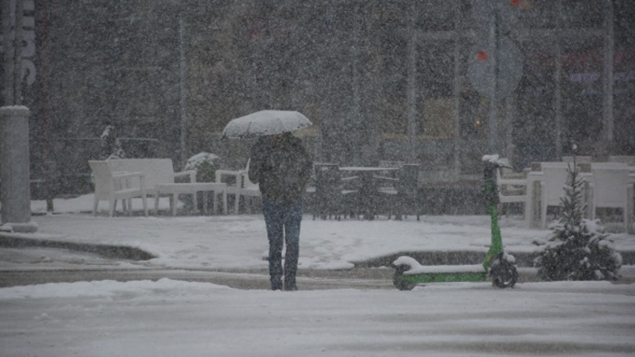 Kocaeli'de aralıklarla yoğun kar yağışı etkili oluyor