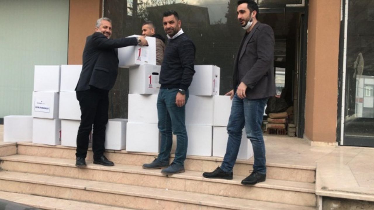 Dilovası Ağrılılar Derneği ihtiyaç sahibi ailelere Ramazan kolisi ve pide yardımı yaptı